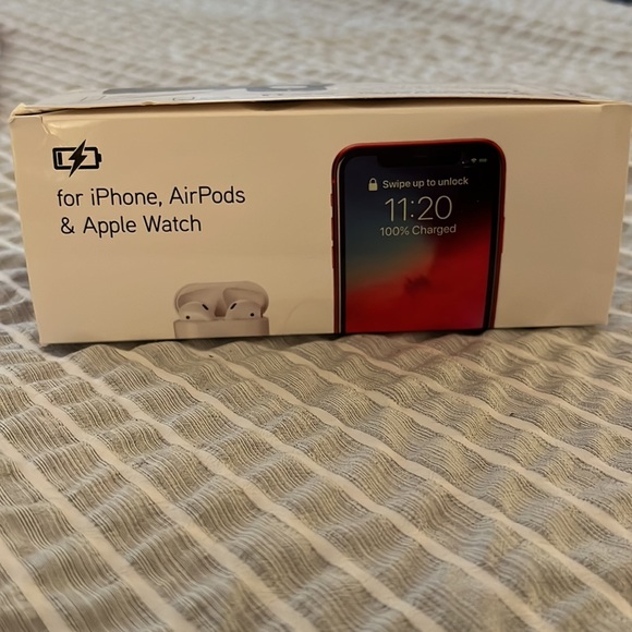 BRAND NEW CHARGING HUB FOR APPLE PRODUCTS! NEVER OPENED - Picture 2 of 4